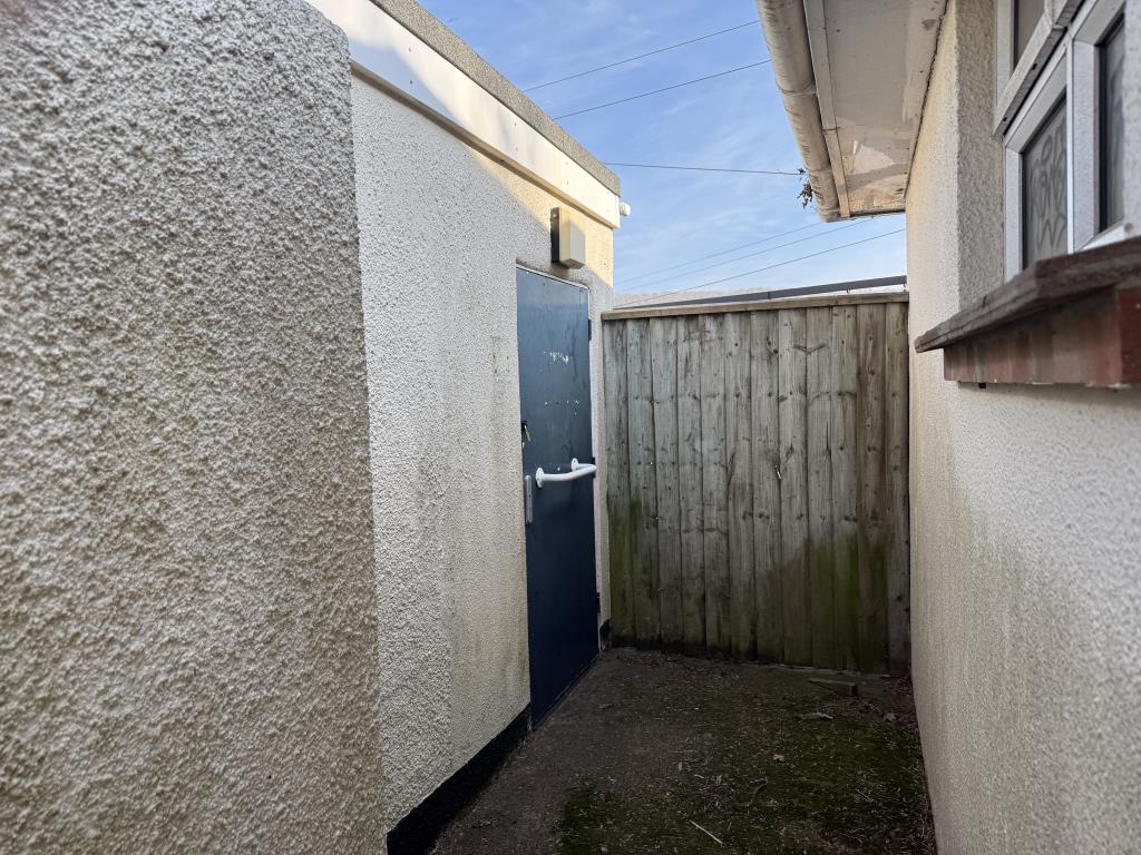 Lot: 69 - FORMER PUBLIC CONVENIENCES WITH POTENTIAL - Detached disabled toilet next to main building